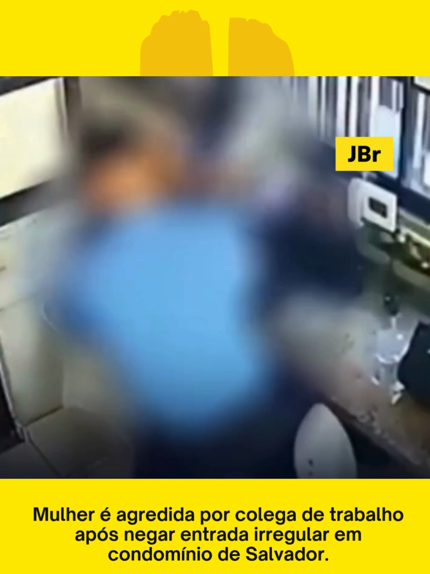 🚨 Uma mulher foi brutalmente agredida por um colega de trabalho dentro de um condomínio em Salvador (BA), após uma discussão sobre o acesso ao local. O homem, visivelmente alterado, tentou entrar pela contramão e, ao ter o portão negado, partiu para cima da vítima, desferindo golpes com um capacete em sua cabeça. As câmeras de segurança registraram toda a ação violenta no último sábado (08). A vítima prestou queixa na delegacia, e o agressor deverá responder criminalmente pelo ataque. #Salvador #Agressão #Violência #Segurança #Justiça #CâmeraDeSegurança #Bahia #Notícia