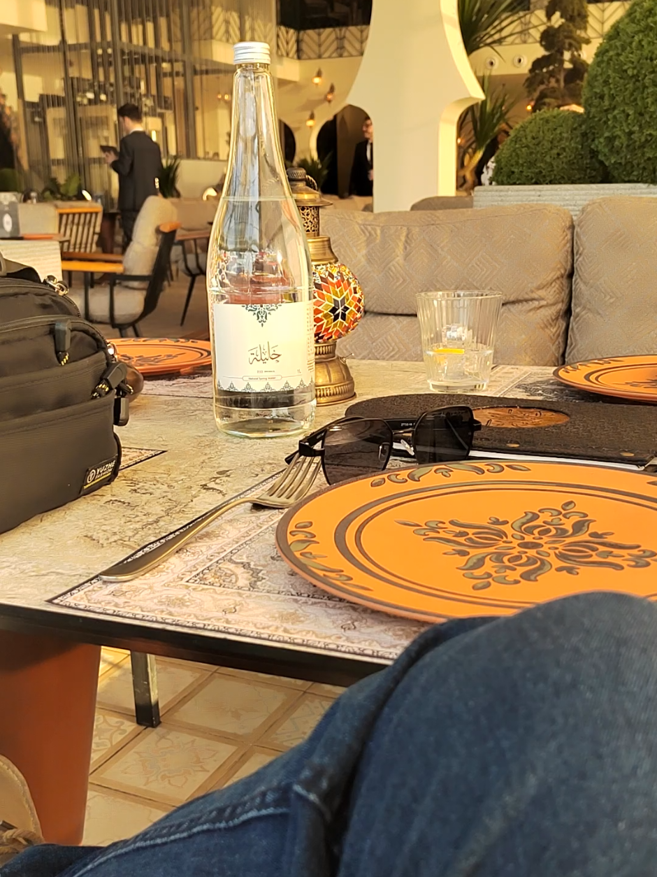 هناك حبل ... شديد الوثاق اسمه حبل الود...  لا اختيار فيه ولا قرار... إنما هو فضل من الله يجمع به الأرواح المتشابهة... حتى يقول أحدهما للآخر أنا أشعر بك مهما كان في البعد ... لا حديث بينهما إلا حديث الروح للروح... والقلب للقلب... ولا تبصر العين إلا نور أليفها ...   وما هي إلا عودة الروح للروح.. #🤍 