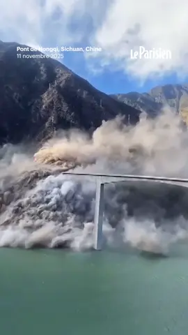 Le pont de Hongqi s'est effondré le 11 novembre, en Chine, dans la province du Sichuan. L'incident a eu lieu 10 mois après son inauguration, et un blocage préalable des lieux a permis d'éviter que des personnes soient blessées.