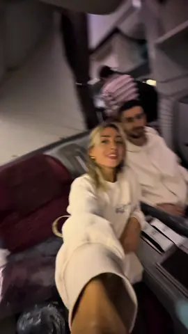 ✈️✨ VOYAGER EN BUSINESS, moins cher, comment faire • 48h avant le vol, la compagnie propose souvent (en fonction des disponibilités) un upgrade en business class à tarif réduit ✈️✨ Petit tips : pense à vérifier tes mails ou ton appli quelques jours avant le départ, les offres d’upgrade arrivent souvent à ce moment-là 👀 • demander aux agents d’escale s’il reste des places en business et à quel prix — c’est souvent moins cher 👀 Vous avez déjà vécu cette expérience ? #bussiness #voyage #quatarairway #couple #businessclassflight 