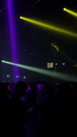 Pegangan yangg erat.         #fyp #stasiuntop10surabaya #surabaya #tunjunganplaza #fyppppppppppppppppppppppp 