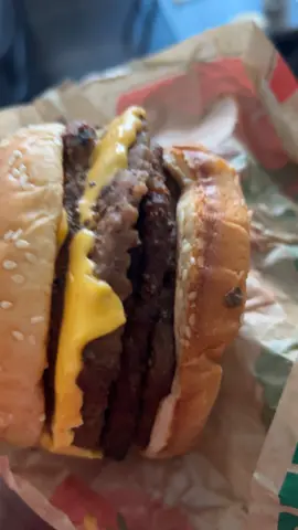 @Burger King I wouldn't dare order nun like dis Whats da beef foe😂 #fyp #burgerking #doordash 