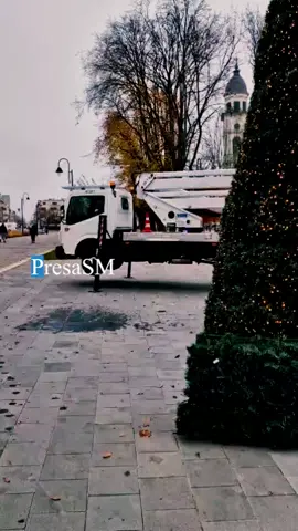 Pregătirile sunt în toi la Satu Mare. Încet, oraşul este cuprins de spiritul Crăciunului #presasm #presasatumare #hirek #stiri #știri #SatuMare #szatmárnémeti #Crăciun #MagiaCrăciunului #Luminițe #CrăciunLaSatuMare