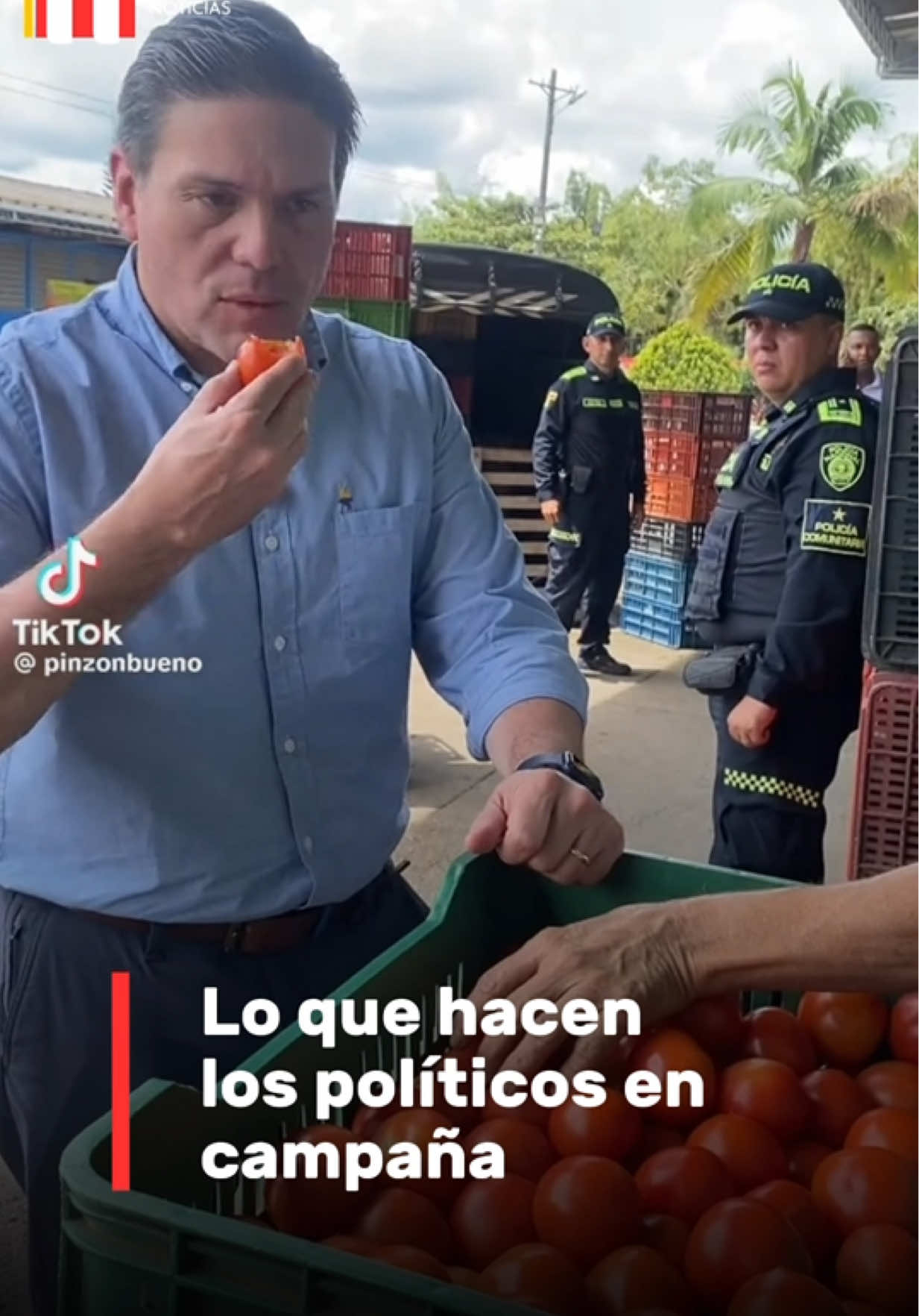 Pinzón se come un tomate y desata comentarios en redes El candidato presidencial Juan Carlos Pinzón está dando de qué hablar luego de que se conociera un video en el que aparece comiendo tomate de guiso en una plaza de mercado. La escena, que parecía buscar cercanía con la gente, generó una ola de críticas. “Lo que hacen los políticos en campaña”, “La humildad solo les llega en elecciones” y “Lo hace por ganar unos voticos”, fueron algunos de los mensajes que circularon en redes. Incluso, varios usuarios comentaron “la cara del policía que lo mira comer”. ¿Gesto auténtico o estrategia de campaña?