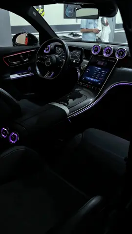 Mercedes GLC X254 Implementazione kit luci soffuse 64 colori con l’installazione delle 7 bocchette di ventilazione illuminate, profilo led lungo la Dashboard e plancia centrale, cornici illuminate ai maniglioni delle 4 portiere. La gestione dei colori è integrata al sistema NTG HU7 Menú comfort mantenendo tutte le funzioni originali. #mercedesbenz_pass1on #mercedes #coding #tuning #automotive 