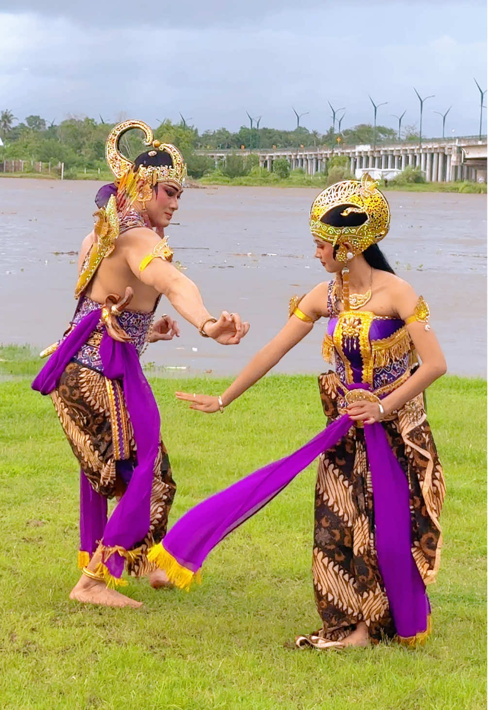 Dalam lingkungan kerajaan, warna ungu memiliki makna yang sangat penting dan terhormat. Warna ungu melambangkan kebesaran, kekuasaan, dan kemuliaan. Dalam sejarah, warna ungu digunakan sebagai simbol kekuasaan raja dan bangsawan. Dalam konteks kerajaan, warna ungu juga melambangkan: - Kebijaksanaan dan kecerdasan - Kekuatan dan keberanian - Kemuliaan dan kehormatan - Kesucian dan spiritualitas Dalam beberapa tradisi kerajaan, warna ungu juga digunakan sebagai simbol status sosial dan kekuasaan. Hanya anggota keluarga kerajaan dan bangsawan yang diizinkan untuk menggunakan warna ungu dalam pakaian dan dekorasi mereka. Dalam konteks modern, warna ungu masih digunakan sebagai simbol kemuliaan dan kekuasaan, tetapi juga memiliki makna lain seperti kreativitas, kebebasan, dan individualitas. - - - Kostum & Penari By : @Cakra Baswara Art  #ramashinta #traditionaldance #manten #ramayana #pesonaindonesia  