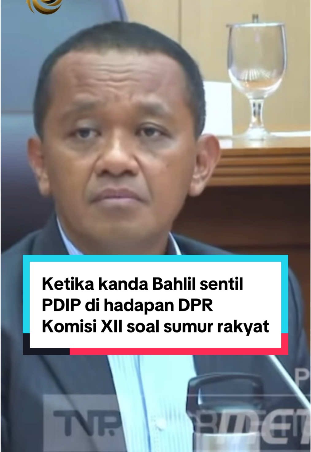 Rapat Komisi XII DPR RI mendadak panas saat Menteri ESDM Bahlil Lahadalia menanggapi pernyataan dari Fraksi PDIP soal legalisasi 45 ribu sumur rakyat di daerah penghasil minyak. Bahlil menegaskan, sumur rakyat itu sudah ada sejak pasca kemerdekaan, tapi baru di era Presiden Prabowo Subianto pemerintah berani melegalkannya secara resmi lewat Peraturan Menteri ESDM. Mulai Desember tahun ini, ribuan penambang rakyat bisa bekerja tanpa takut diintimidasi oknum.  #fyp #bahlillahadalia #darirakyatuntukenergi #prabowosubianto #tiktokpelitfyp 