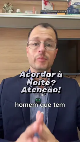 Acordar para urinar à noite não é normal e não é “coisa da idade”. Isso pode ser um sinal silencioso de alteração no sono, hormônios e início de inflamação da próstata. Quanto mais cedo você entende o que seu corpo está tentando dizer, mais fácil é tratar sem remédios fortes e sem cirurgia. 👇 Se identificou? Salve esse vídeo para rever depois. Envie para um amigo que está passando por isso. E me acompanhe aqui para entender sua saúde de forma simples e direta.
