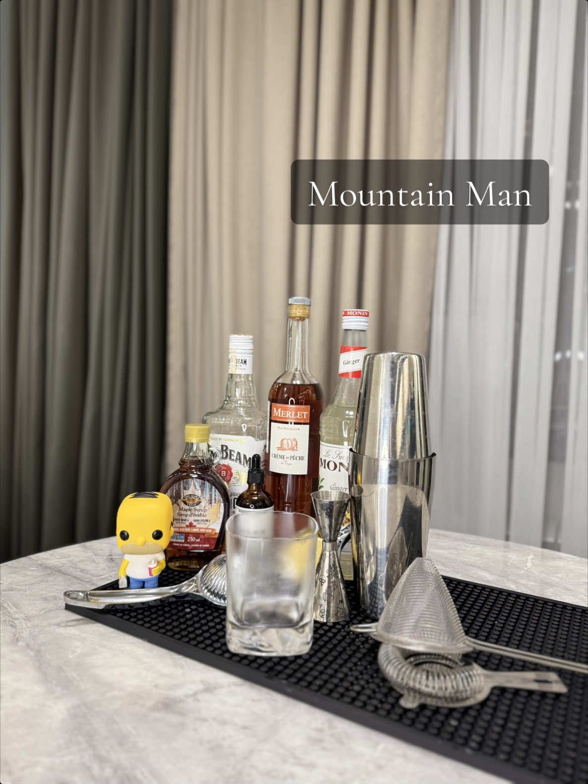 Cocktail «Mountain Man» • 60ml Bourbon whiskey • 10ml Crème de Pêche liqueur • 20ml Lemon juice • 10ml Maple syrup • 5ml Ginger syrup • 3 drop Cocktail foamer Glass: rocks Shake / Strain / Dry shake / Fine strain / Cheers #bourbon #cocktail #реки #fyp #re 