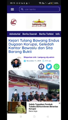 Kejari Tulang Bawang Endus Dugaan Korupsi, Geledah Kantor Bawaslu dan Sita Barang Bukti Tulang Bawang – Tim penyidik Kejaksaan Negeri (Kejari) Tulang Bawang terus menunjukkan komitmennya dalam menegakkan supremasi hukum dan memberantas praktik korupsi di daerah.  Tim dari Korps Adhyaksa itu melakukan penggeledahan di Kantor Badan Pengawas Pemilihan Umum (Bawaslu) Kabupaten Tulang Bawang. Pada Selasa (11/11/2025), sekitar pukul 09.50 WIB Langkah hukum ini dilakukan setelah penyidik mengendus dugaan kuat adanya tindak pidana korupsi terkait pengelolaan anggaran Bawaslu tahun 2023/2024.  Penggeledahan berlangsung hampir dua jam dan dilakukan secara menyeluruh di enam ruangan penting di lingkungan Bawaslu Tulang Bawang. Enam ruangan tersebut meliputi ruang Ketua Bawaslu, Inda Fiska Mahendro, ruang dua komisioner, Desi Triyana dan A. Rahmat Lihusnu, ruang Koordinator Sekretariat Sofyan, serta dua ruang staf administrasi.  Tim penyidik tampak memeriksa secara detail isi lemari, berkas, serta perangkat elektronik di masing-masing ruangan. Dari hasil penggeledahan tersebut, satu koper berkas dan dua unit komputer berhasil diamankan sebagai barang bukti untuk kepentingan penyelidikan lebih lanjut. Kasi Pidana Khusus (Pidsus) Kejari Tulang Bawang, Habib, didampingi Kasi Intelijen Rachmat Djati Waluya, menegaskan bahwa penggeledahan ini merupakan bagian dari proses penyelidikan resmi yang tengah ditangani pihaknya. “Upaya penggeledahan ini kami laksanakan dalam rangka proses penyelidikan. Sejumlah dokumen dan barang elektronik yang berkaitan dengan dugaan tindak pidana korupsi dana pengelolaan anggaran Bawaslu tahun 2023/2024 telah kami amankan,” ujar Habib usai penggeledahan di depan Kantor Bawaslu. Habib menambahkan, kejaksaan berkomitmen untuk menuntaskan kasus ini secara profesional dan transparan. Ia memastikan, proses selanjutnya akan dilakukan dengan melibatkan ahli serta auditor negara untuk menghitung potensi kerugian negara. “Insya Allah kasus ini akan kami tuntaskan. Kami akan berkoordinasi dengan para ahli dan auditor, untuk kemudian menetapkan siapa saja yang bertanggung jawab secara hukum,” tegasnya. Sementara itu, suasana di lingkungan Kantor Bawaslu tampak tegang namun kondusif selama proses penggeledahan berlangsung. Beberapa pegawai terlihat mendampingi petugas tanpa ada perlawanan. Penggeledahan ini menjadi sinyal tegas bahwa penegakan hukum di Kabupaten Tulang Bawang tidak pandang bulu, sekaligus mengingatkan seluruh lembaga publik untuk mengelola anggaran secara transparan dan akuntabel. Salah satu warga Tulang Bawang yang turut menyaksikan jalannya penggeledahan mengaku mengapresiasi langkah cepat kejaksaan. “Kami mendukung penuh langkah Kejari. Ini menunjukkan hukum masih berjalan di negeri ini. Siapa pun yang bermain-main dengan uang rakyat, harus siap bertanggung jawab,” ujarnya. Langkah penyidik Kejari Tulang Bawang ini diharapkan dapat mengembalikan kepercayaan publik terhadap institusi penegak hukum, sekaligus menjadi peringatan keras bagi siapa pun yang menyalahgunakan kewenangan dan amanah jabatan. (Jef) #fypシ゚viral #lampungtiktok #lampungtiktokberkarya #beritaviraltiktok #fyp_viral_tiktok @Bung Abdul Rohman @BANK FERI @JEJAK VIRAL @Kejaksaan Negeri Tulang Bawang @Kejaksaan.RI @kejari_tubaba @Menteri Keuangan RI @Prabowo Unofficial @erwintuba2 @setiyobudipramono 