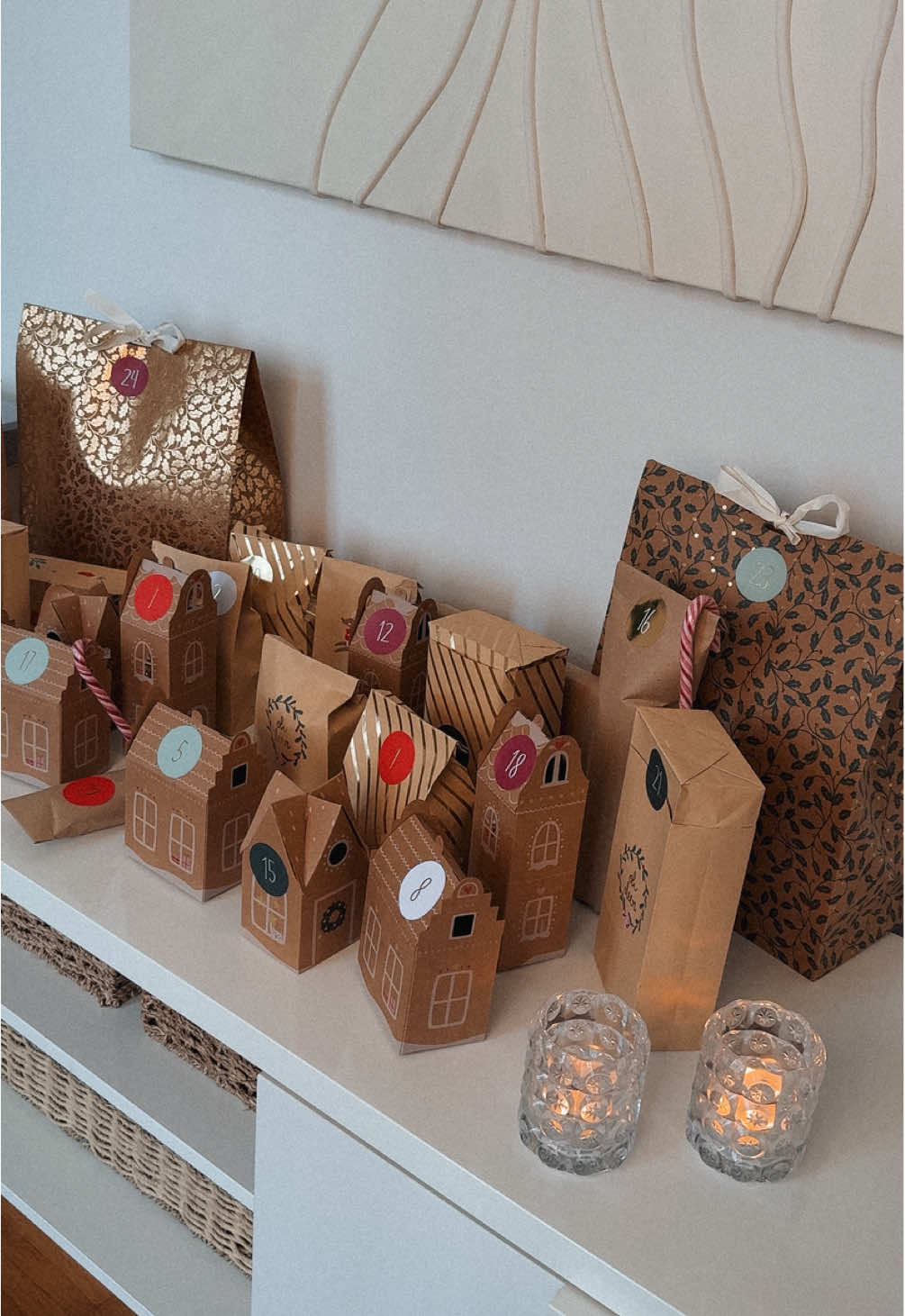 Wer soll euch dieses Jahr ein Kalender machen? 💝💫🎄 Snacks / Getränke:  - Zimtsterne  - Mandel Tonka Creme  - Super Pop - Air up (Nachfüllpackung) - Snickers Protein Cookie - Tee (Vanille Chai) - Pumpkin spice Tassenkuchen - Saure Drachenzungen  - Proteinriegel  - Powerade  - Superpop  - Zuckerstangen Home:  - Kerzen  - Scalp Massager - Coffee Becher  - Papierscheren fürs Fenster  - Servierten  - Schüsseln  - Jahresplaner  Beauty:  - Duschgel  - Augenpads -> Fotos mit Message auf der Rückseite  #adventskalender #christmas #couplethings #couplegoals #christmasseason 