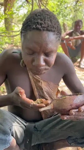Chabba, disfruta plenamente de la comida natural del monte en su sencillo estilo de vida tradicional en contacto con la naturaleza. #estilodevida #hadzabetribe🇹🇿 #africa #comida #tribe 