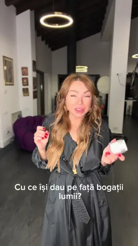 Peptidele sunt noua eră în anti-aging. Laboratoarele ce cercetare investesc milioane în aceste molecule inteligente care comunică direct cu pielea, acestea devenind viitorul in skincare.#peptideskincare #antiaging #biotechbeauty #skincareluxury 