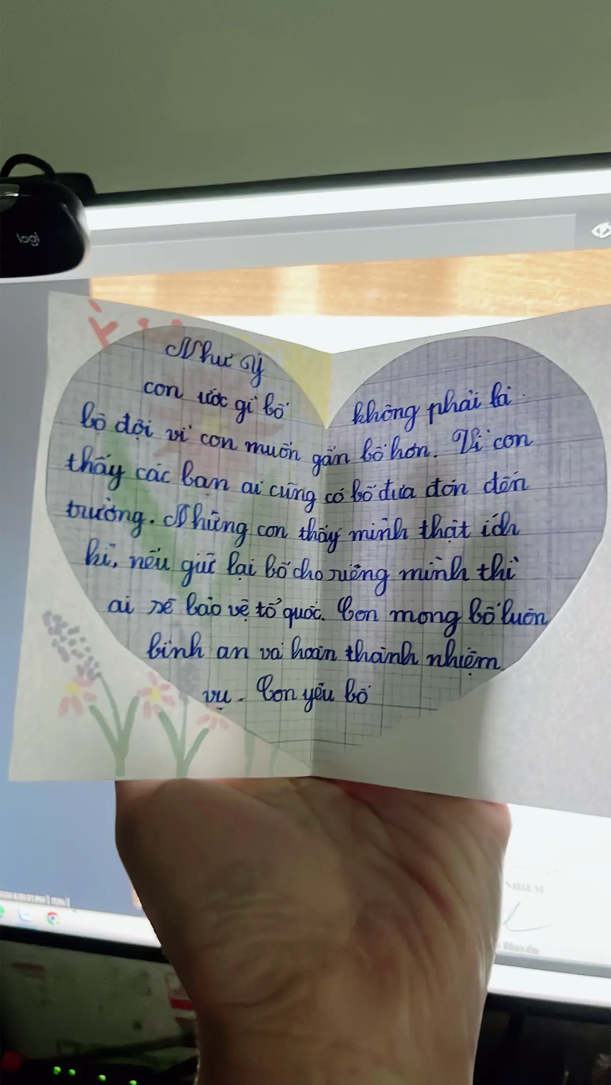 Con bé có hẳn một cuốn nhật ký riêng, ghi toàn những “bi kịch tuổi nhỏ” mỗi lần bố đi công tác và những khó khăn, vất vả phải ở nhà đối diện với mẹ.  Đi kiểm tra cặp con, thấy cuốn nhật ký Tay run run định mở ra, xong nhớ tới cái giọng của con Thôi, gấp lại liền, đọc thiệp cho lành 😭