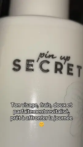 🌹💧 Réveillez votre peau avec la Brume Tonic Jardin d’Eden ! 🌿✨ Hydratante, tonifiante et régénérante, elle laisse votre visage frais, lumineux et apaisé en un seul geste 😍 Avec son parfum subtil de rose et ses actifs anti-âge puissants, chaque vaporisation transforme votre routine en moment de pure douceur et bien-être 🌸💖 Pour commander, cliquez simplement sur le caddie orange 🛒💦 @TikTok Shop France @Pinup Secret #tiktokshop #pinupsecret #pourtoi #tonic #skincare 