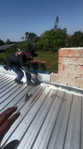 Olha oque ele fez! #uvscalhas #calheiro #telhado #viral #construção 