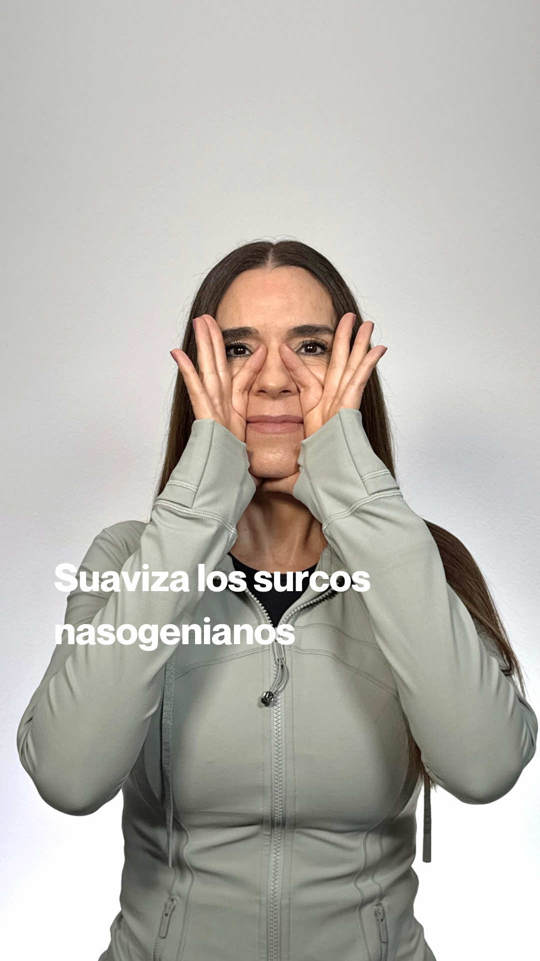 ⚠️ Relaja los surcos nasogenianos!  ¿Sabías que esos pliegues que van de la nariz a la boca aparecen por varias razones?  👉🏻 Pérdida de elasticidad de la piel 👉🏻 Postura y tensión en los músculos de la cara 👉🏻 Disminución de colágeno y grasa facial con la edad 👉🏻 Movimientos repetitivos al sonreír o gesticular ✅Con ejercicios de yoga facial y masajes específicos, puedes suavizarlos y tonificar la zona. ¡Constancia es la clave! . . . . #yogafacial #skincareface #cuidadonatural #yogaciudaddemexico #pielsaludable     