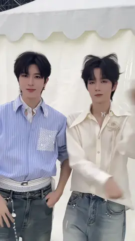 Nhìn hai nhỏ lúc nào ánh mắt cũng hướng về đối phương mà cảm thấy ấm áp, bản năng fans mẹ nổi dậy, mẹ thương hai nhỏ lắm, hai nhỏ tốt tính, hai nhỏ nổ lực cố gắng mỗi ngày, truyền động lực cho mẹ🥺🥺 chữa lành cho mẹ 💙🧡#khaudinhkiet #hoangtinh #kipukaqiu #eliothuang #tinhkiet @kipuka_qiu @eliot_huang 