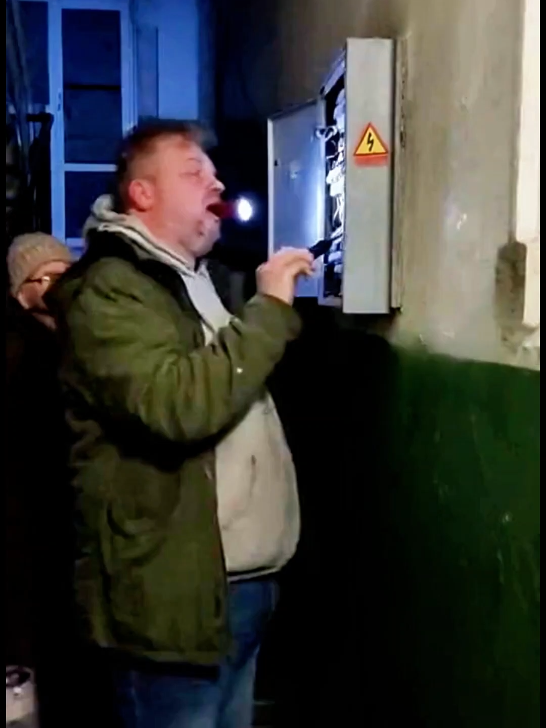 „Inżynier od wódki” ⚡😂 Kiedy sąsiad majstruje przy prądzie... ⚡🤯 Fryzura po zwarciu! 💥😅 😂 Jedna babcia i pijany sąsiad przy elektrycznej skrzynce — co może pójść nie tak? Gdy „inżynier od wódki” próbuje naprawić prąd, kończy się to błyskiem, dymem i fryzurą jak z reklamy lakieru do włosów! ⚡ Krótka, komediowa scena o codziennych sytuacjach, które zdarzają się tylko w polskich blokach. Czasem w bloku dzieją się rzeczy, których nawet prąd nie znosi... ⚡ ⚠️ Disclaimer: This video is intended for entertainment and humor purposes only. The actions shown are dangerous and should not be imitated under any circumstances. Do not attempt to handle or interfere with electrical equipment or systems unless you are a certified professional. The creators of this video do not endorse or encourage unsafe behavior and are not responsible for any injuries or damages resulting from imitation. ⚠️ Zastrzeżenie: Ten film ma charakter rozrywkowy i humorystyczny. Przedstawione zachowania są niebezpieczne i nie powinny być naśladowane w żadnych okolicznościach. Nie wolno samodzielnie manipulować instalacjami elektrycznymi ani urządzeniami bez odpowiednich kwalifikacji. Twórcy filmu nie zachęcają do niebezpiecznych działań i nie ponoszą odpowiedzialności za jakiekolwiek obrażenia lub szkody wynikające z prób naśladowania. 💬 Zostaw komentarz, jeśli znasz takiego „inżyniera”! 👍 Polub, 🔔 subskrybuj i śmiej się razem z nami! #komedia #babcia #polskiblock #humor #inżynier #elektryk #krótkifilm #AIvideo #satyra Celem naszych filmów jest dostarczanie rozrywki i wiedzy, często poprzez satyrę. Nie traktujcie wszystkiego całkiem serio :) Ten materiał został wygenerowany z wykorzystaniem AI.