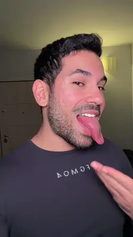 Toc toc - bussano alla porta 👅 #tongue #bigtongue #tonguedance #tonguetwister #lipsync 