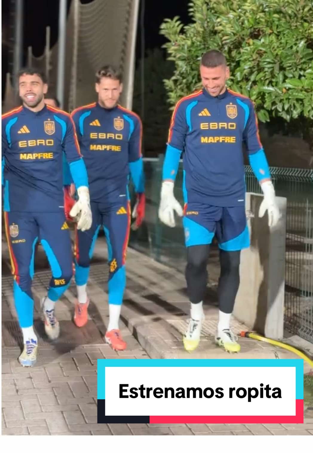 💙🩵 ¡Tenemos nueva ropita de entreno! Primer entrenamiento de España en Las Rozas con la nueva equipación de @adidas.  ¿Qué os parece? Podéis conseguirla en shop.rfef.es (link en bio). #VamosEspaña | #CopaMundialFIFA | #deportesentiktok | #tiktokfootballacademy | #FIFAWorldCup 