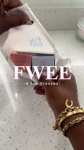 Trying out my new Lippies from @fwee !!! Dirty Cola is my faveee 🫶🏾🫶🏾 . . . @4AM Marketing – Saebyeok Naesi  #lipgloss #gloss #fwee #fweegloss #queenofkbeauty 