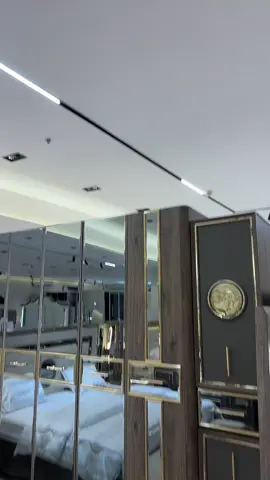 غرفة نوم صيني.  الموديل: ناهد.  مكونة من 9 قطع.  *تقسيمات اكسسوارات بالتسريحة والشفنيرة. *شاحن مدخلين USB بالكمدينات. *ريموت كنترول تحكم بالاضاءة. *السرير يوجد تخزين , 200*200 *الدولاب , 320*230*60 *الشفنيرة 72 *التسريحة 160 *استاند مرآية بدرج تخزين بالاسفل تصميم حديث , 80 *كرسي التسريحة. *الاريكة يوجد تخزين , 200  * من الكمدينة للكمدينة 340 ^مفصلات هدروليك. ^سحابات شفط. ^اضائات مخفية بالسرير والتسريحة والشفنيرة والدولاب. شامل التوصيل والتركيب في الرياض🙏🏻.  #خصومات_هائلة #الجمعه_البيضاء #اثاث_فاخر #مفروشات #غرف_نوم_مودرن      