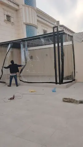 سواترقماش المتحركة يدوي هي#مؤسسة_رؤية_الانجاز_مظلات_وسواتر حواجز مصنوعة من قماش عالي الجودة يتم تثیته علی هیکل معدني قابل لتحريك يدوياً. يتم التحكم في حركة القماش باستخدام حبل أو ذراع، ما يسمح بتعديل مستوى الخصوصية والظل حسب الحاجة.  أهمية ترکیب سواتر قماش متحركة يدوي  توفير الخصوصية: تحجب سواتر القماش المتحركة يدوياً الرؤية عن المساحات الخارجية، مما يوفر خصوصية تامة للمنازل  والحدائق #مظلات_وسواتر_رؤيه_الانجاز #سواتر_رؤية_الإنجاز #مظلات #مظلات_مواقف_سيارات 