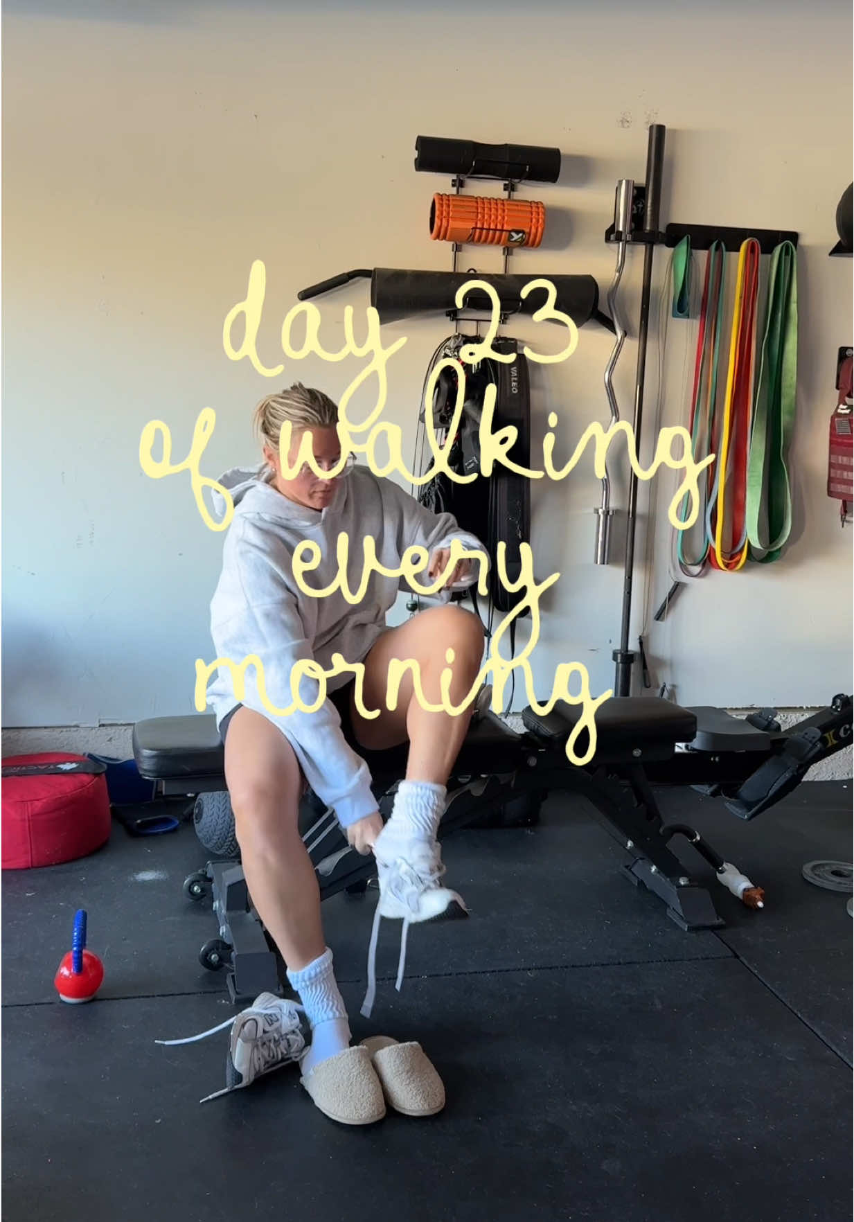 HAPPY TUESDAY LADIESSSS 🤍 anyone else not want to get out of bed this morning?? 🫣 #morningwalk #dailyvlog #morningroutine #MomsofTikTok 