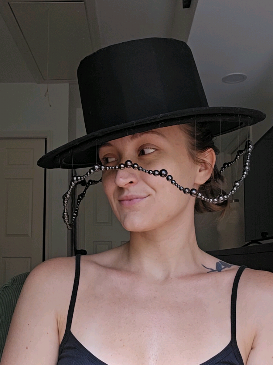 I finally finished the hat based on @reubenmargolin sculptural work!  I LOVE her💗