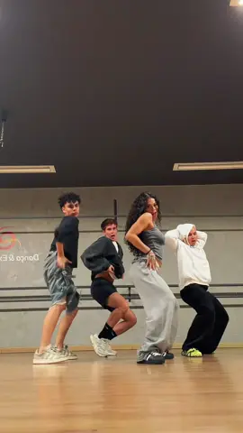 a paula pulando LKKKKKKK ai amo esses 