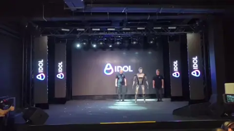 👾banynews-:Первый в России антропоморфный робот упал на презентации в Москве В Москве представили первого российского антропоморфного робота с искусственным интеллектом. Робот по имени Aidol может работать полностью офлайн и умеет выражать эмоции, заявили в Новой технологической коалиции.  #новости #россия #ии 