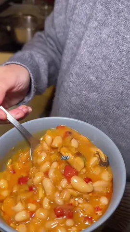 Recetas FÁCILES con CONSERVAS: ALUBIAS BLANCAS 🫘 con MEJILLONES 🦪  👉🏼💬 ¿Qué conserva usamos en el siguiente vídeo? #recetasfaciles #recetasrapidas #puchero #mejillones #españa 