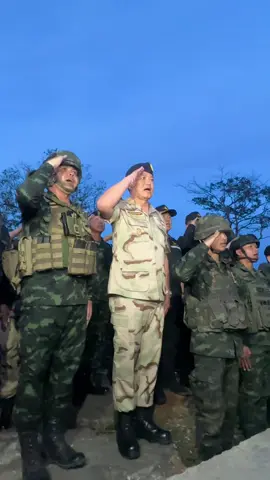 กึกก้อง! “นายกฯอนุทิน”  นำร้องเพลงชาติ เสาธง ”ภูมะเขือ“ พระอาทิตย์ตกดิน นายอนุทิน ชาญวีรกูล นายกรัฐมนตรี และรมง. มหาดไทย ขึ้น ฐานปฏิบัติการอินทุมาน  ปลายยอด ภูมะเขือ อ.กันทรลักษณ์ จ.ศรีสะเกษ  ร้องเพลงชาติไทย