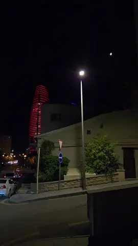 Bəzən insan o qədər dolur ki, susmaq belə boğazda düyün kimi qalır. Söz demək istəyirsən, amma deyə bilmirsən, çünki hər söz bir yaradır. Ürəyində min fikir çırpınır, amma birini də deyə bilmirsən. Hamı səni sakit bilir, halbuki içində qopan fırtınanı heç kim görmür. Gecələr tavanla baxışırsan, gözlərini yumursan ki, bəlkə unudasan… Amma yox, o hiss içində elə bir sancı kimi qalır, boğazında düyün, sinəndə ağırlıq nəfəs alırsan, amma yaşadığını hiss etmirsən artıq… #mrdbshv 