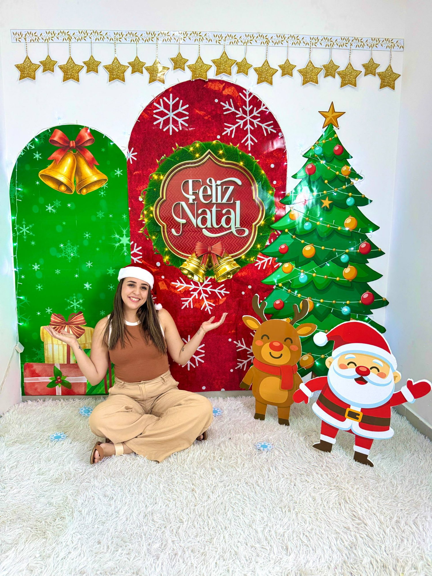 O Natal chegou e com ele, uma oportunidade de deixar o seu espaço cheio de encanto e alegria! 🌟     Com o Painel Natalino, você cria um cenário lindo, colorido e cheio de vida de forma simples e acessível: basta imprimir, recortar e montar! 🎅     💳 Apenas R$ 15,00     👉 Adquira através do meu site www.jeitoprofessoradeser.com.br ou clique no link da bio     #natal #decoração #decoração