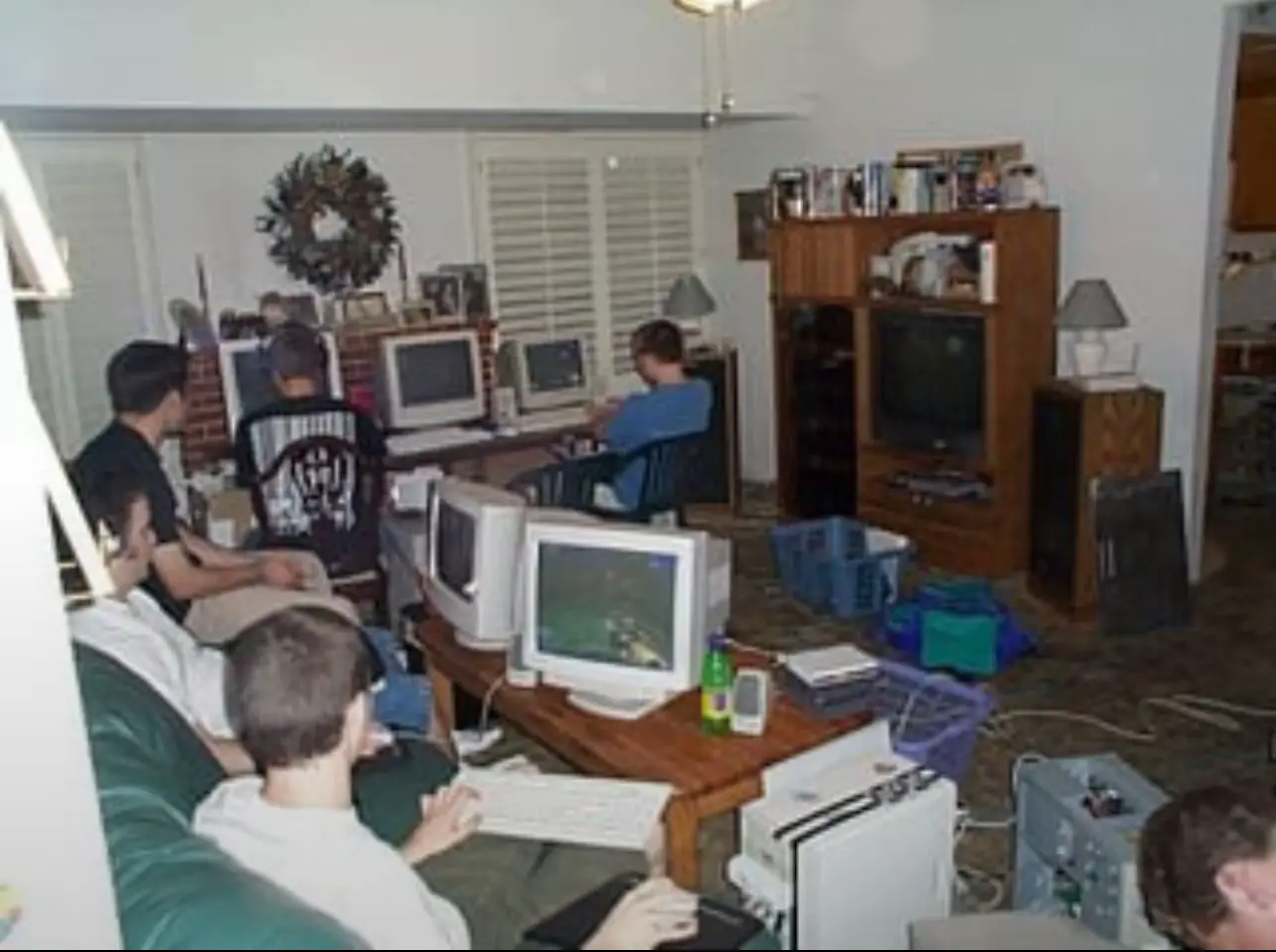 Before broadband, they lugged their PCs to gaming parties to play with friends. #nostalgia #nostalgiacore #lanparty #2000s #Kekkosan 