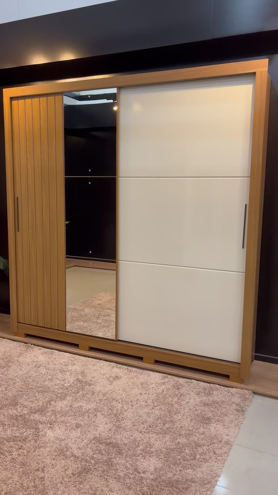 Neste tour, você vai entender por que o Vasti é puro desejo. ✨ Portas ripadas, espelho amplo e a combinação Nature + Off White que deixa qualquer quarto mais elegante sem esforço. Um guarda-roupa que organiza, ilumina e transforma o ambiente — tudo ao mesmo tempo. 💫 Toque para ver o produto marcado. #decor #tour #quarto #interiores #homeinspo