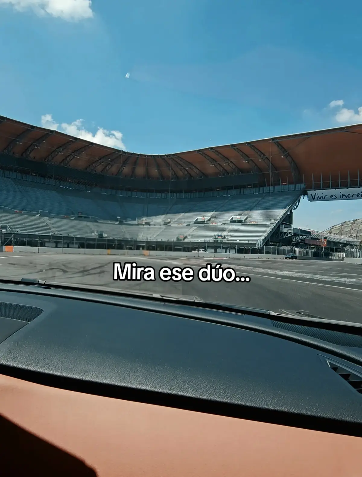 Dúo imparable 🏎✈️ #aviacion #autos #duo #aviation #cars 
