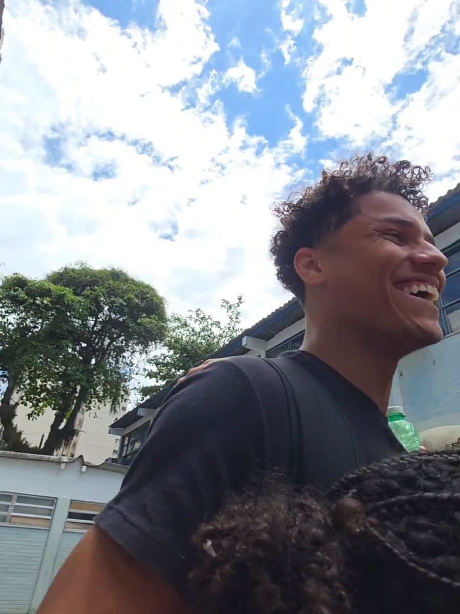 no final é isso que faz valer a pena!  Voltei na escola que fiz o meu estágio de ensino fundamental - séries iniciais pra falar com a turma do 4º ano e mostrar a medalha da prova que falei que ia correr na colômbia e essa foi a reação deles. Sou estudante de pedagogia da UFRJ e entrei para este curso com o objetivo de me formar para trabalhar com alfabetização de jovens e adultos. Sigo com meus estudos voltados para a EJA, mas o estágio nas séries iniciais faz parte da grade de disciplinas obrigatórias do curso.  Por mais que não seja meu objetivo, ter a oportunidade de estar na sala de aula com as crianças foi uma experiencia extremamente enriquecedora e eu pude aprender muito com eles, com as professoras e suas práticas.  Agora to na reta final da minha formação (se tudo der certo, termino tudo ano que vem). Vamo nessa!