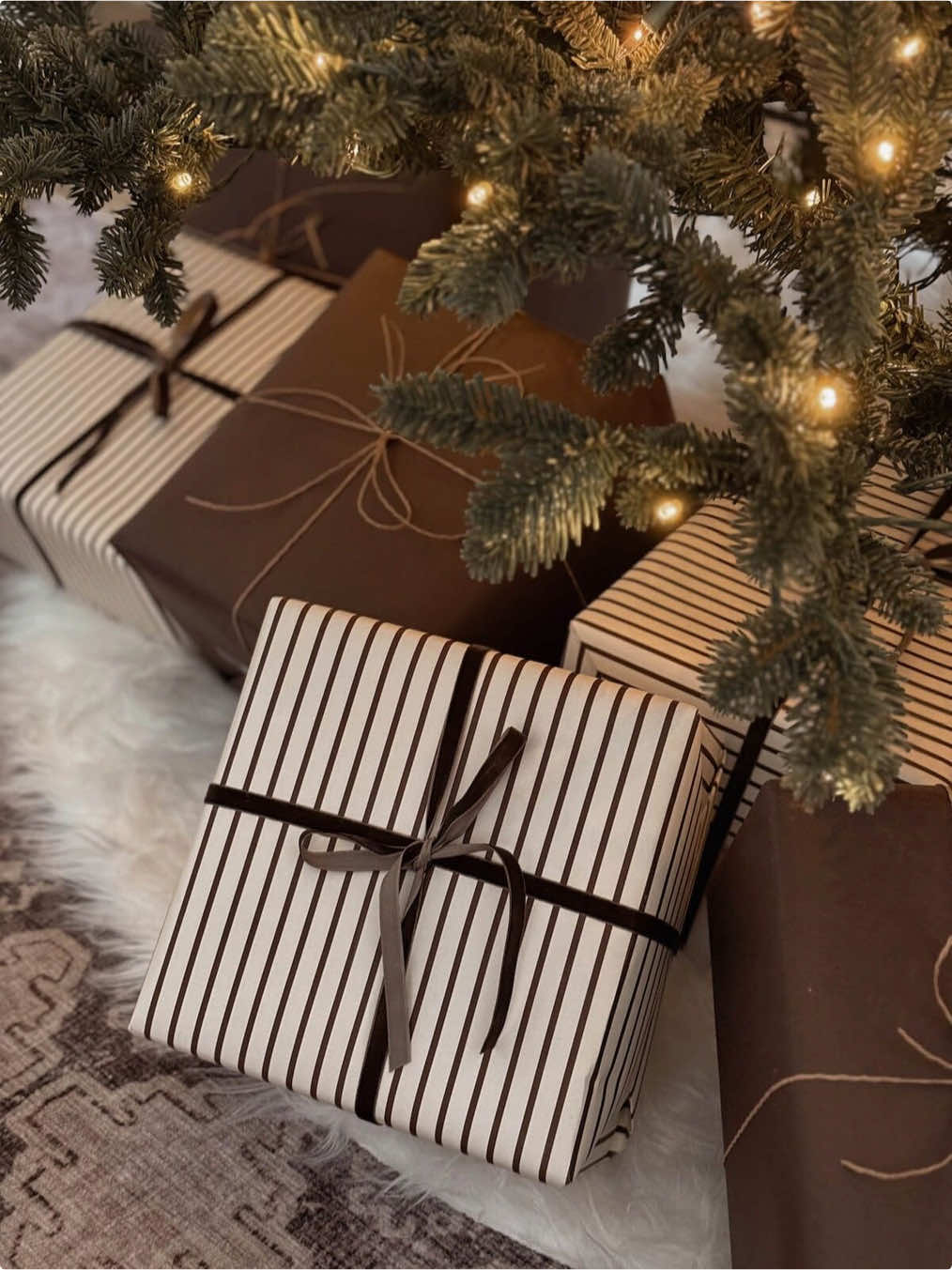 Such good finds from @Uncommon Goods Shop 🤌🏼🫶🏼 #greenscreen #uncommongoods #christmasgiftguide #gifted #holiday