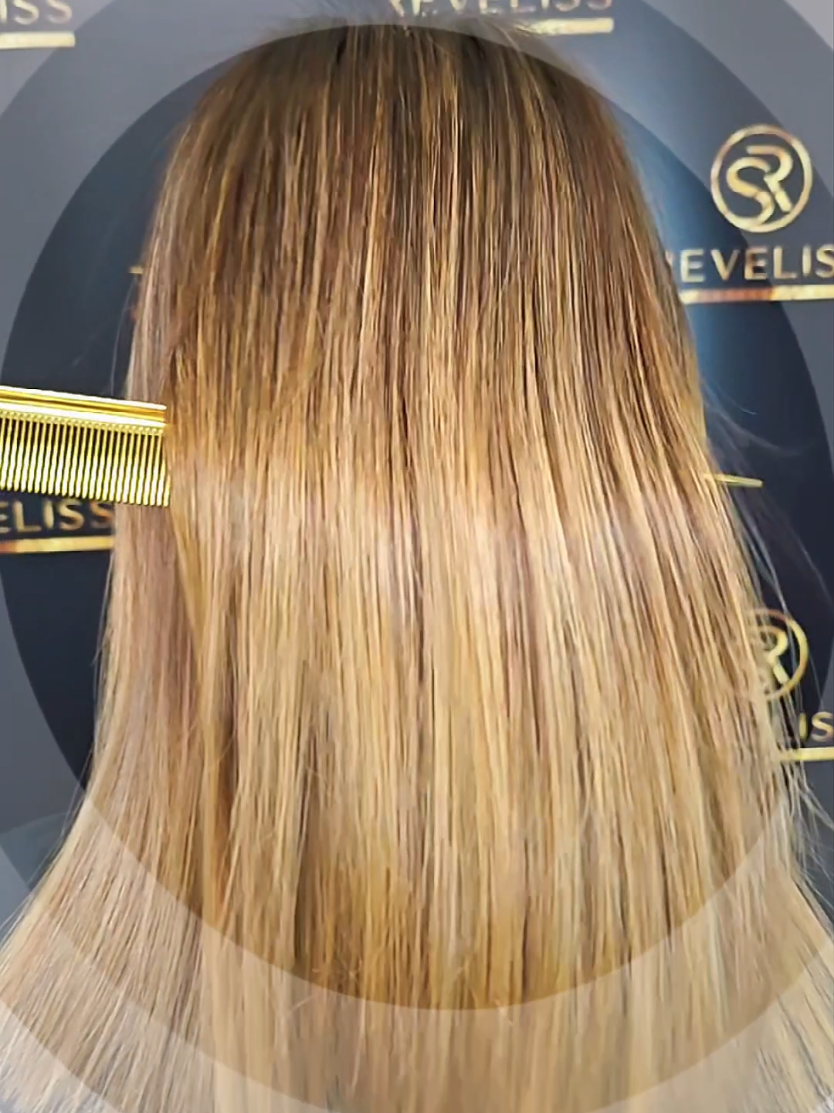 ✨ Nanoplastia również dla blondynek! ✨ Zabieg nanoplastii to nowoczesna alternatywa dla prostowania keratynowego — a co najważniejsze, doskonale sprawdza się także na włosach blond. Bez puszenia, bez przeciążenia – za to z gładkością, miękkością i zdrowym połyskiem. 🌿 Idealne rozwiązanie, jeśli marzysz o prostych, lśniących i zdyscyplinowanych włosach każdego dnia 💛 #nanoplastia #nanoplastiablond #salonfryzjerski #prostewłosy #zdrowewłosy #haircare #blondhair #blondynka #metamorfozawłosów #hairtransformation #włosyjakzreklamy 