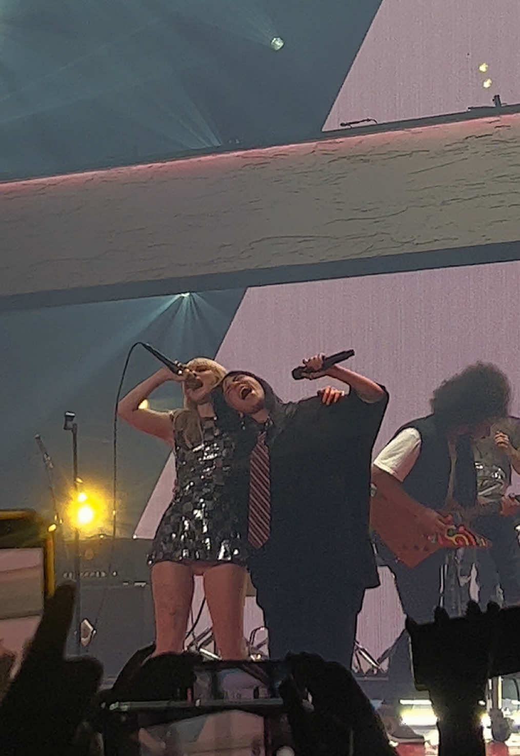 Paramore performs All I Wanted with Billie Eilish✨ 🥲 Now if only I can hear them perform Last Hope. #paramore #billieeilish #alliwanted #hayleywilliams #showbiz 