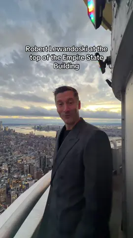 @Robert Lewandowski IS HEREEEEE #nyc #empirestatebuilding #newyork #barcelona #futbol 