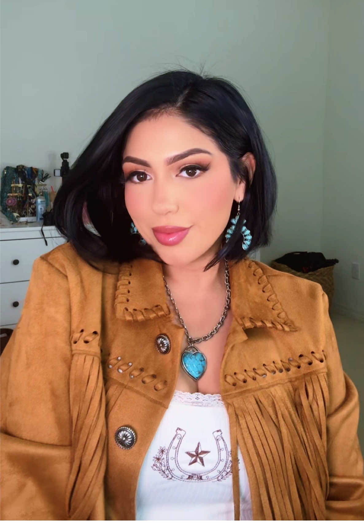 Transition 🤍  @Idyllwind  fringe jacket 😍 #makeup #transitions #beforeandafter #makeuptransformation  #fringejacket 