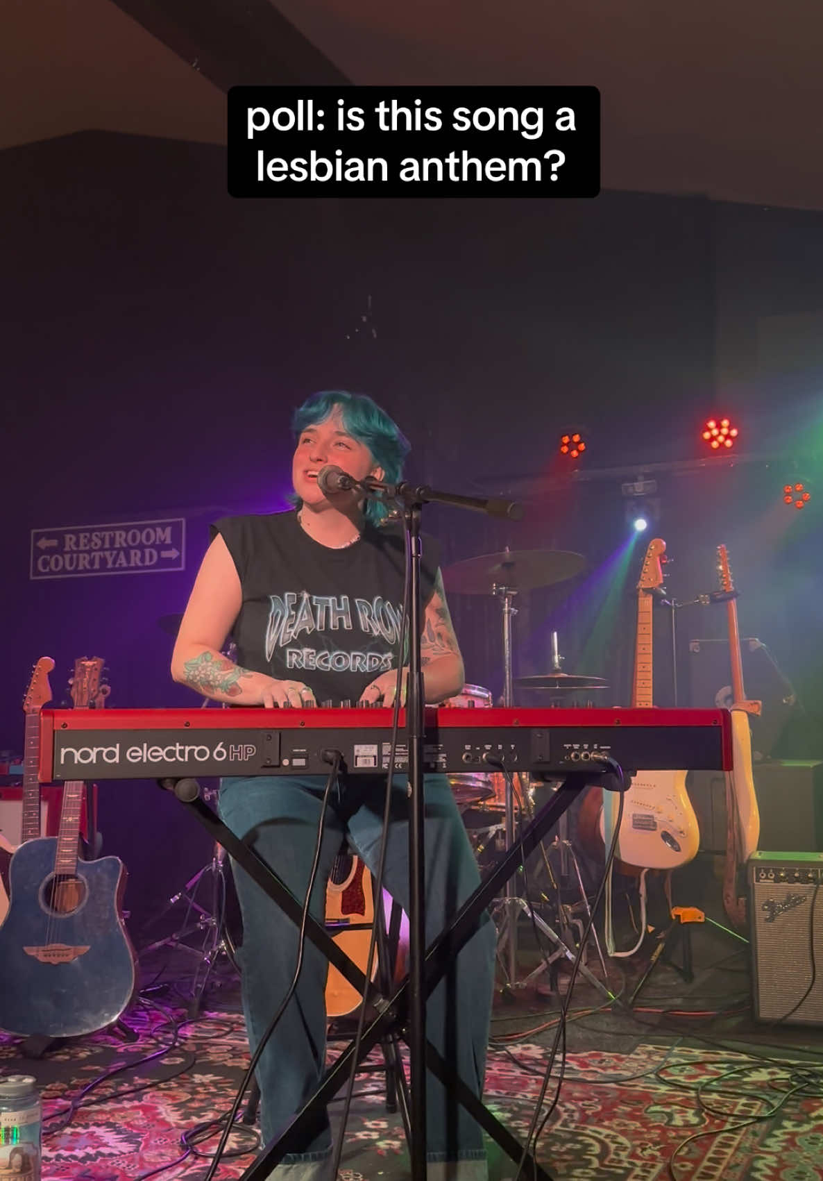 I think yes. It has lesbian longing written ALL OVER IT. #lesbiansoftiktok #dancingonmyown #queertiktok #lesbiantiktok #lesbiansbelike 