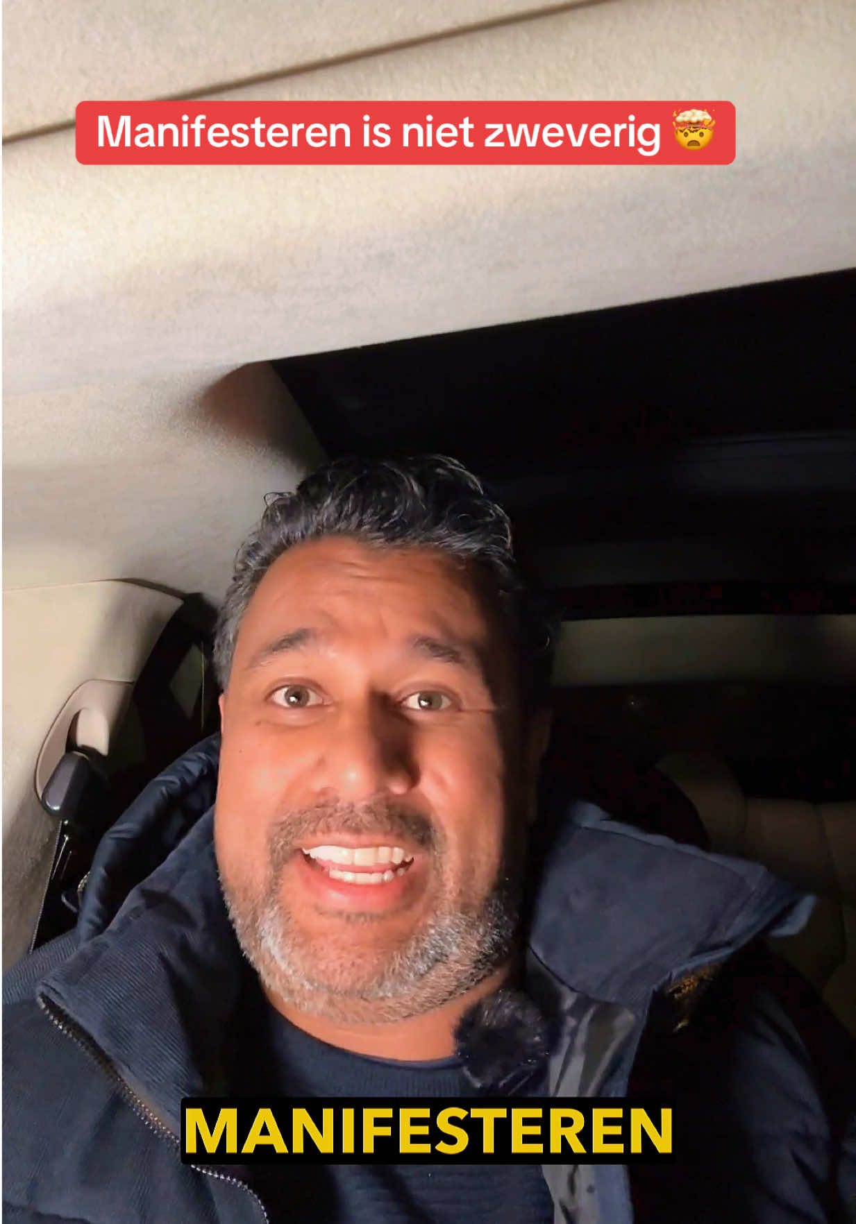 Wat als manifesteren geen magie is… maar gewoon pure logica? 🤯 Iedere keer dat jij anders denkt, voelt of reageert, verandert jouw hele realiteit mee. Niet omdat het “universum iets mystieks doet”… maar omdat jij zelf de frequentie verandert waarop je leeft. Mensen reageren niet op wat je zegt, maar op wat je uitstraalt. Dus zolang jij in je oude rol blijft, blijft de wereld die rol aan jou terugspelen. Wil je een andere realiteit? Kies een nieuwe rol. Een versie van jezelf die leeft in vertrouwen, rust en overvloed. Dat is geen “timeline jump” — dat is nuchtere, bewuste manifestatie. Je brein, je energie en je gedrag trainen de wereld om op jou te reageren. 💫 Zodra jij verandert… verandert alles mee. #manifesteren #quantumjumping #mindset #shadowwork #mindsetmotivation 