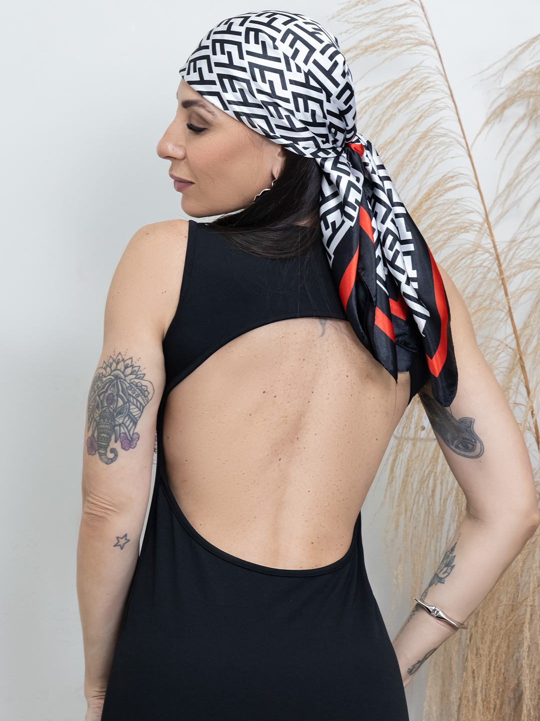 Aposte nos lenços para elevar o look e entrar na tendência do verão! ☀️ O lenço é o acessório mais versátil do momento e novidade fresquinha por aqui. 💛 Ref. LENÇ2-1 #lenço #acessóriosfeminino #lenços #tendência #lençosfemininos #modafeminina