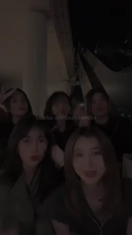 tiba tiba banget edit video kayaa gini, videonya singkat tapi apa yang aku dan mereka alami sampe sekarang sangat panjang. mungkin aku lagi kangen banget sama mereka pas bareng bareng dulu, apalagi sekarang semenjak jarak yang bener bener nyata, bener bener kerasa kangennya 🙇🏼‍♀️ ternyata emang bener kata orang people come and go tapi ga dengan kenangannya, kgn!🙇🏼‍♀️✨ 