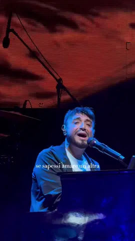 Il cielo sta piangendo su di noi chissà se sta bagnando gli occhi tuoi… #gigifinizio #amore #concert #lospecchiodeipensieri 